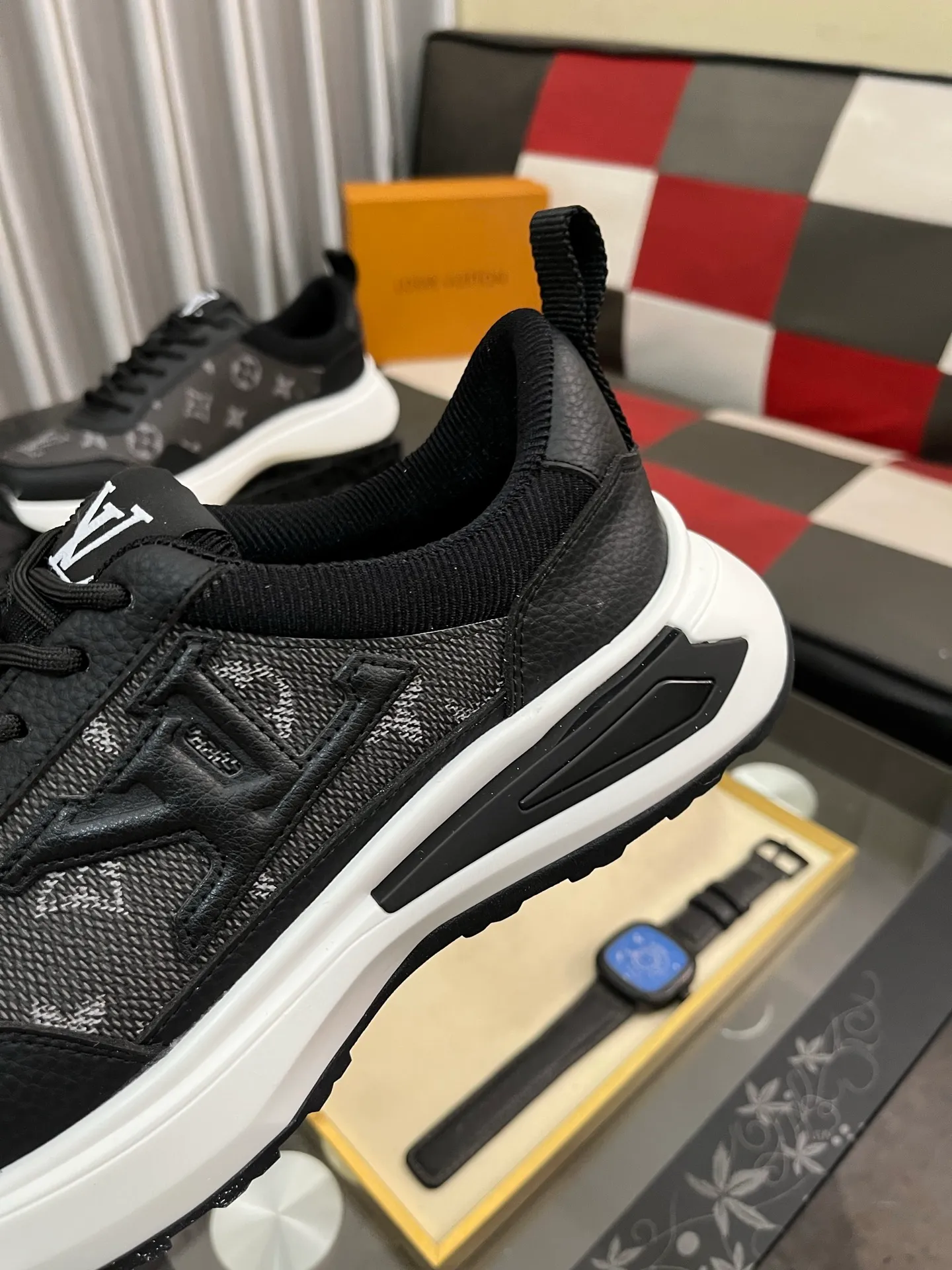 Men's shoes 💰458⌚️⌚️【LOUlS VUlTTON】Louis Vuitton ~ unique and casual style. LV counter purchasing 🏃casual shoes😍😍 Men's 2022 counters are on sale simultaneously, Italian imported brands select first-layer Italian cowhide. 🐑Sheepskin lining (refuses to discolor and rub feet) Sole: Original sole specially provided by the original factory 🎬Better in kind Size number: 38-443️⃣Colors available